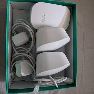Eero mesh router system - 2 x Eero 6/6+ (J010001) 1 x Beacon (D010001)